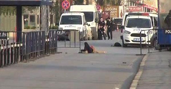 Istanbul sotto attacco: uccisa kamikaze. Assalti a polizia e partiti Istanbul sotto attacco: uccisa kamikaze. Assalti a polizia e partiti