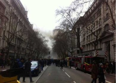 Londra, incendio nel cuore della City. Oltre duemila evacuati da case e uffici