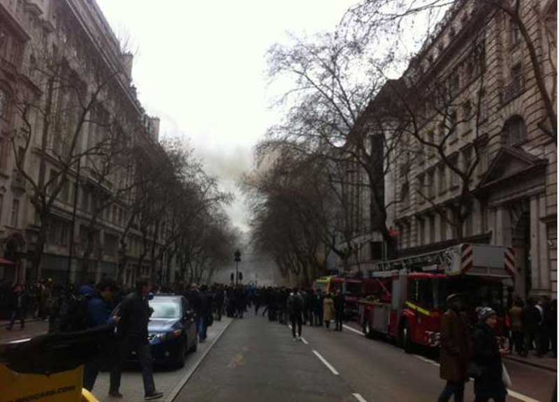 Londra, incendio nel cuore della City. Oltre duemila evacuati da case e uffici Londra, incendio nel cuore della City. Oltre duemila evacuati da case e uffici
