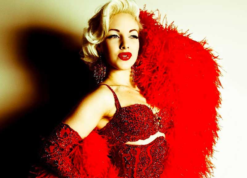 Il burlesque stavolta è roba da maschi. Arriva mr. Russel, amatore per passione Il burlesque stavolta è roba da maschi. Arriva mr. Russel, amatore per passione
