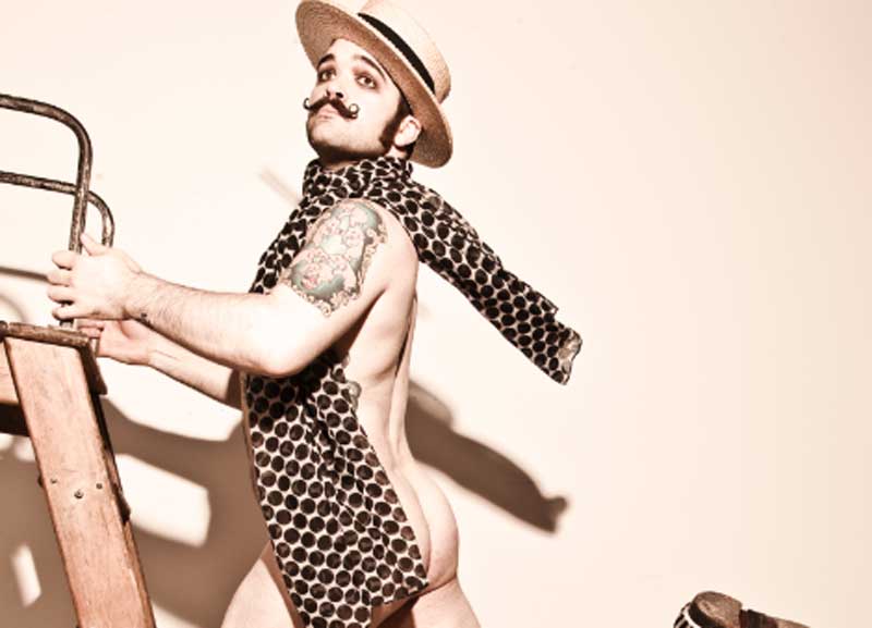 Il burlesque stavolta è roba da maschi. Arriva mr. Russel, amatore per passione Il burlesque stavolta è roba da maschi. Arriva mr. Russel, amatore per passione