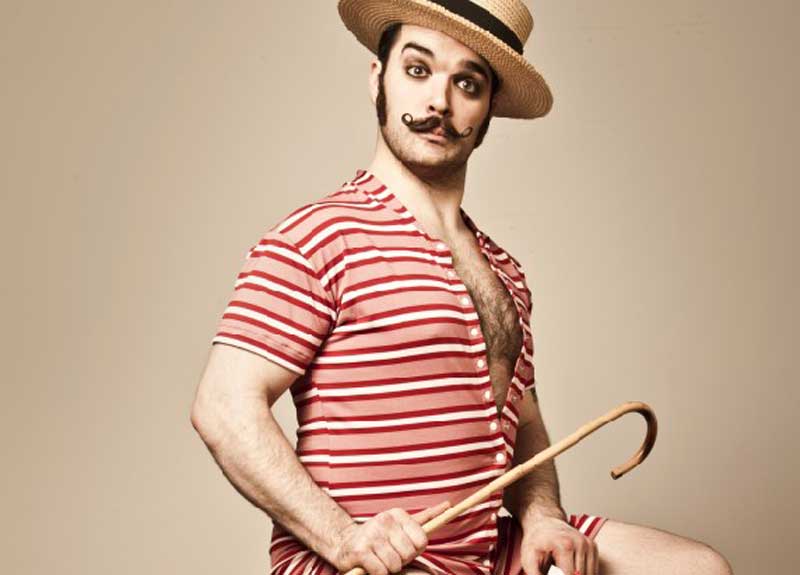 Il burlesque stavolta è roba da maschi. Arriva mr. Russel, amatore per passione Il burlesque stavolta è roba da maschi. Arriva mr. Russel, amatore per passione