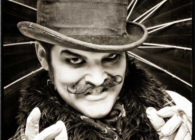 Il burlesque stavolta è roba da maschi. Arriva mr. Russel, amatore per passione Il burlesque stavolta è roba da maschi. Arriva mr. Russel, amatore per passione