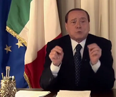 Silvio Berlusconi attacca i fittiani: “Adeguarsi alla maggioranza”