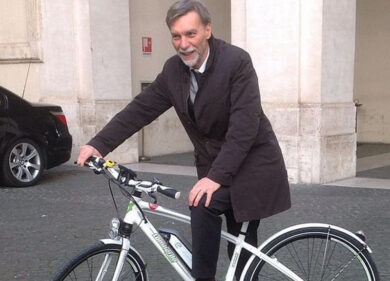 Delrio, primo giorno da ministro delle Infrastrutture in bicicletta