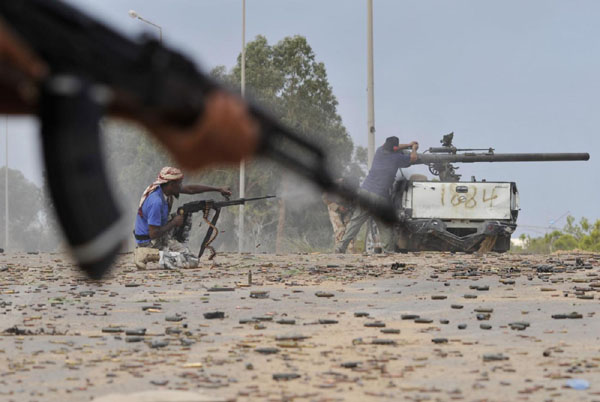 Libia: caccia Haftar bombardano Zawara Libia: caccia Haftar bombardano Zawara