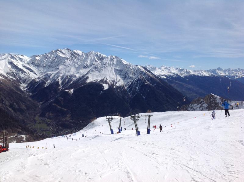 Neve e sole per sciare a Courmayeur. A Maggio via alla nuova funivia del Monte Bianco Neve e sole per sciare a Courmayeur. A Maggio via alla nuova funivia del Monte Bianco
