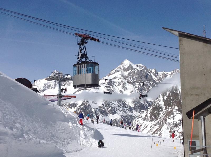 Neve e sole per sciare a Courmayeur. A Maggio via alla nuova funivia del Monte Bianco Neve e sole per sciare a Courmayeur. A Maggio via alla nuova funivia del Monte Bianco