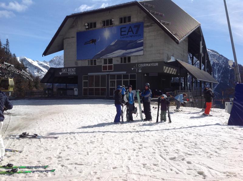 Neve e sole per sciare a Courmayeur. A Maggio via alla nuova funivia del Monte Bianco Neve e sole per sciare a Courmayeur. A Maggio via alla nuova funivia del Monte Bianco