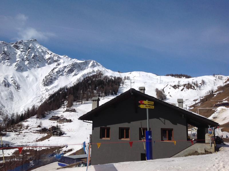 Neve e sole per sciare a Courmayeur. A Maggio via alla nuova funivia del Monte Bianco Neve e sole per sciare a Courmayeur. A Maggio via alla nuova funivia del Monte Bianco