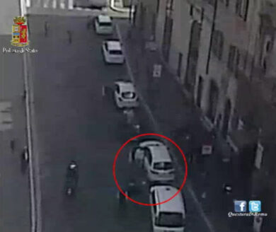 Picchiato per la sosta in farmacia. Licenza sospesa al tassista violento