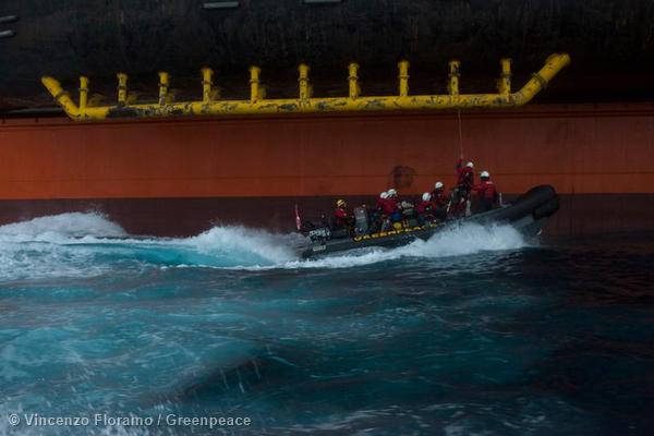 Greenpeace scala la piattaforma Shell. Le immagini spettacolari