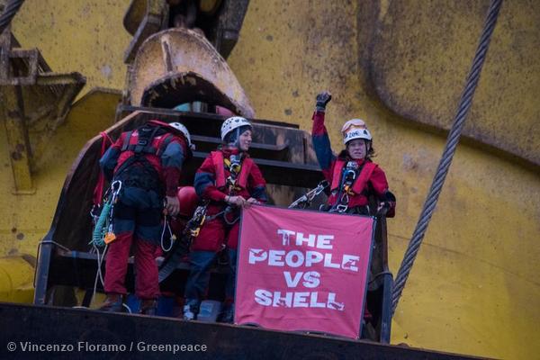 Greenpeace scala la piattaforma Shell. Le immagini spettacolari