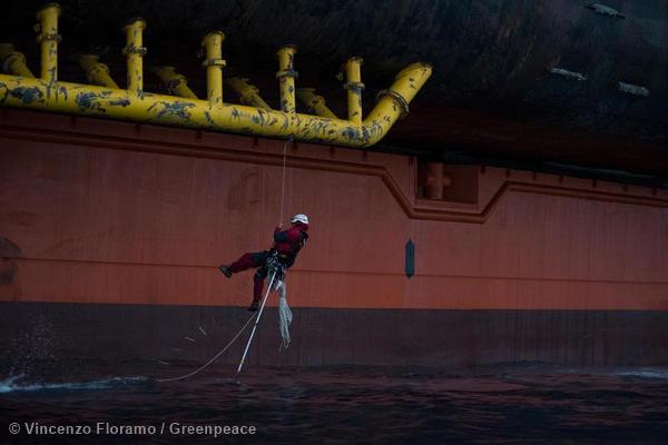 Greenpeace scala la piattaforma Shell. Le immagini spettacolari