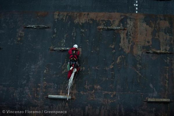 Greenpeace scala la piattaforma Shell. Le immagini spettacolari