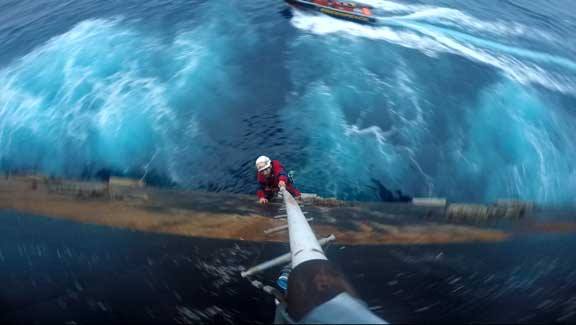 Greenpeace scala la piattaforma Shell. Le immagini spettacolari