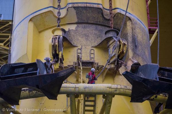 Greenpeace scala la piattaforma Shell. Le immagini spettacolari