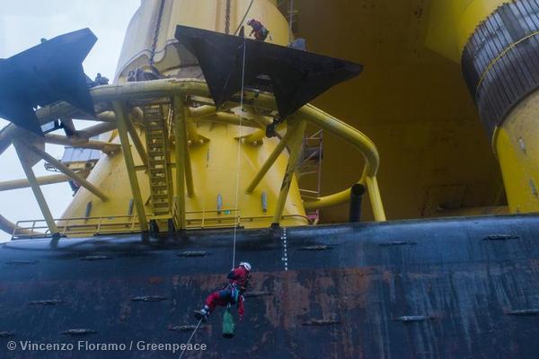 Greenpeace scala la piattaforma Shell. Le immagini spettacolari