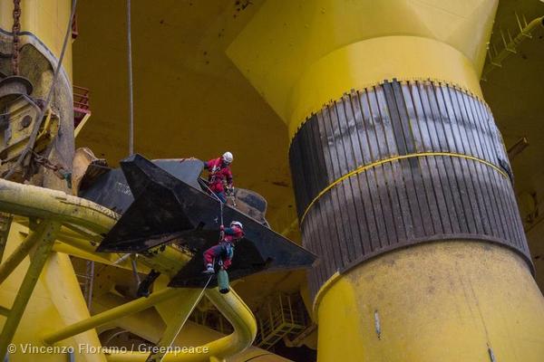 Greenpeace scala la piattaforma Shell. Le immagini spettacolari