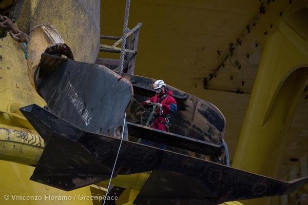 Greenpeace scala la piattaforma Shell. Le immagini spettacolari