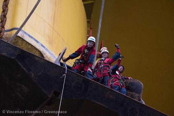 Greenpeace scala la piattaforma Shell. Le immagini spettacolari