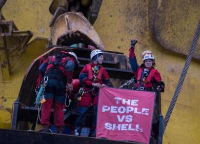 Greenpeace scala la piattaforma Shell. Le immagini spettacolari