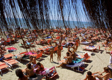 Spiaggia, centinaia di lame di rasoio tra la sabbia. L’allarme