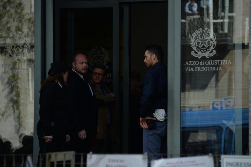 Terrore a Milano, uomo spara in tribunale: tre morti. Catturato il killer Terrore a Milano, uomo spara in tribunale: tre morti. Catturato il killer