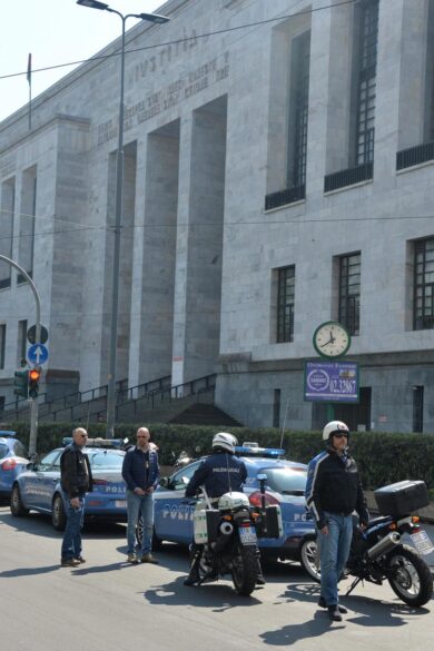 Terrore a Milano, uomo spara in tribunale: tre morti. Catturato il killer