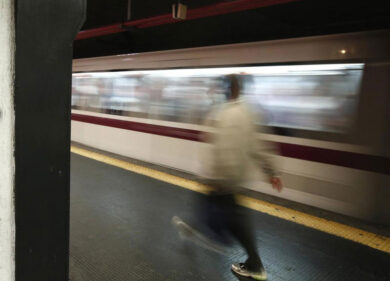In Metro senza biglietto. Accoltella il vigilantes