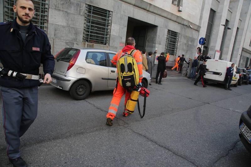 Terrore a Milano, uomo spara in tribunale: tre morti. Catturato il killer Terrore a Milano, uomo spara in tribunale: tre morti. Catturato il killer