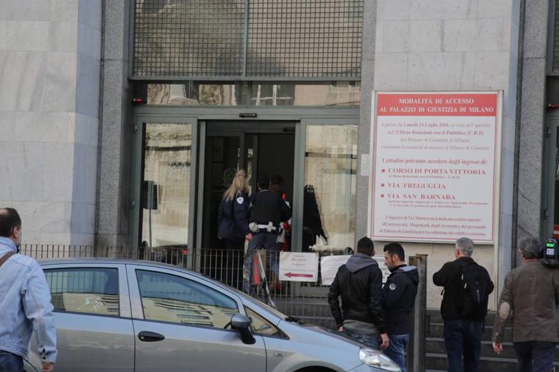 Terrore a Milano, uomo spara in tribunale: tre morti. Catturato il killer Terrore a Milano, uomo spara in tribunale: tre morti. Catturato il killer