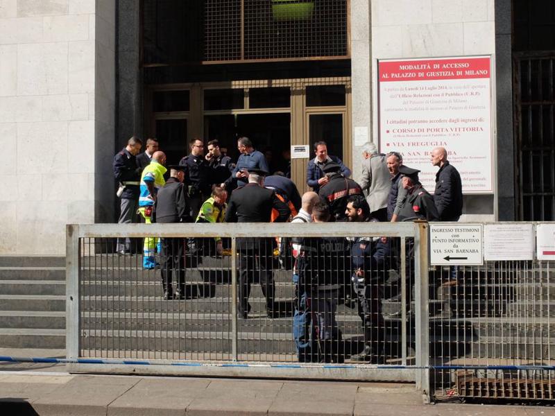 Terrore a Milano, uomo spara in tribunale: tre morti. Catturato il killer Terrore a Milano, uomo spara in tribunale: tre morti. Catturato il killer