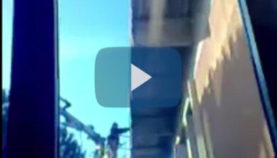 Bonificano l’amianto senza protezioni. E con gli studenti in classe. Video choc