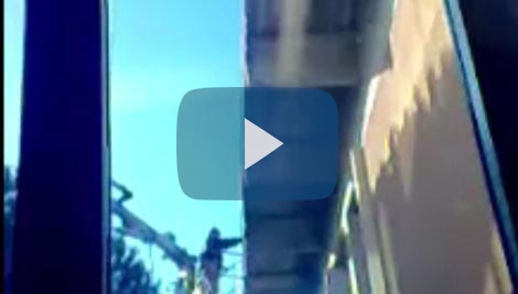 Bonificano l’amianto senza protezioni. E con gli studenti in classe. Video choc Bonificano l’amianto senza protezioni. E con gli studenti in classe. Video choc