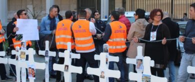 Strage del bus sull’A16, la protesta dei parenti delle vittime