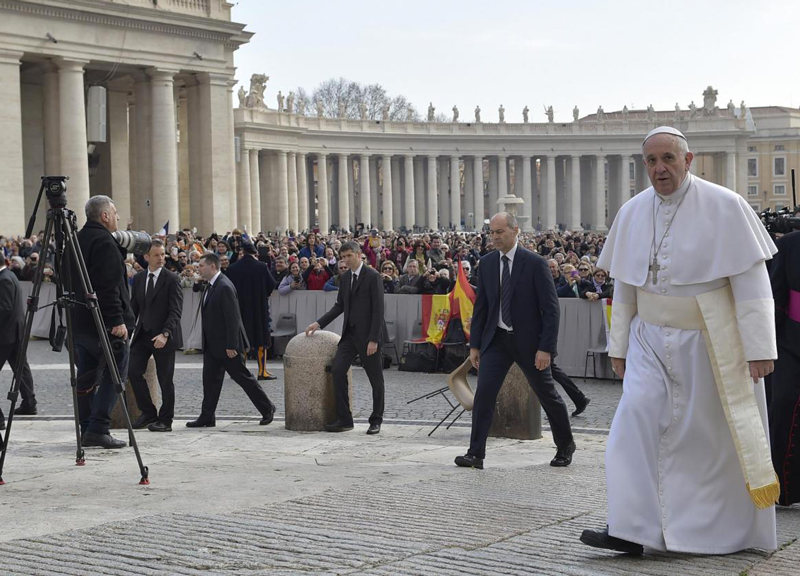 Papa Francesco davanti alla Porta Santa. A San Pietro il Giubileo è già iniziato Papa Francesco davanti alla Porta Santa. A San Pietro il Giubileo è già iniziato