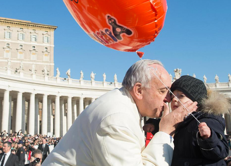Papa Francesco davanti alla Porta Santa. A San Pietro il Giubileo è già iniziato Papa Francesco davanti alla Porta Santa. A San Pietro il Giubileo è già iniziato