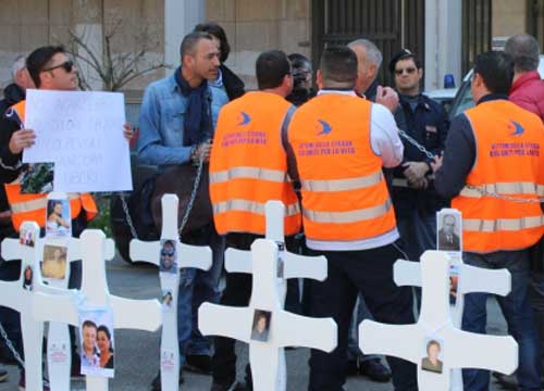 Galleria foto 'Strage del bus sull’A16, la protesta dei parenti delle vittime' - foto 1