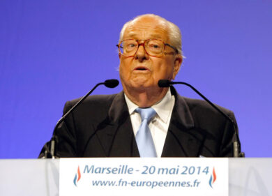 Francia, Jean Marie Le Pen cede alla figlia Marine: “Ritiro la candidatura”