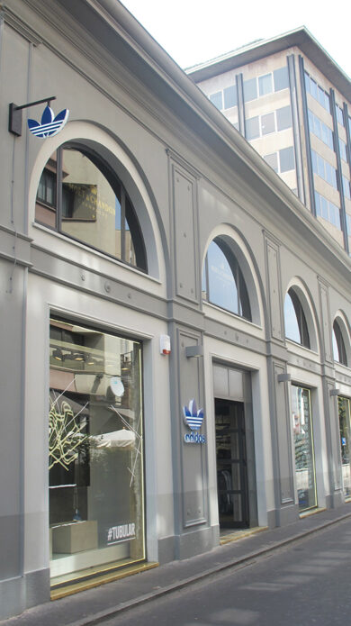 Adidas porta Marc Jacobs in tribunale. E apre a Milano il suo primo flagship