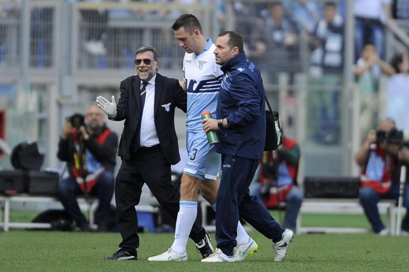 Lazio, distorsione ginocchio per de Vrij ma legamenti ok Lazio, distorsione ginocchio per de Vrij ma legamenti ok