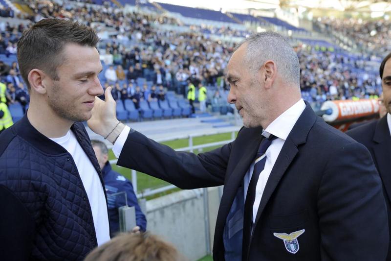 Lazio, distorsione ginocchio per de Vrij ma legamenti ok Lazio, distorsione ginocchio per de Vrij ma legamenti ok