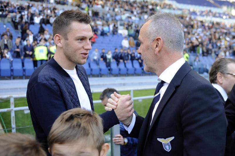 Lazio, distorsione ginocchio per de Vrij ma legamenti ok Lazio, distorsione ginocchio per de Vrij ma legamenti ok