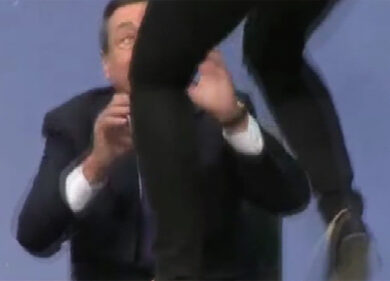 Bce, Draghi esclude il default della Grecia. Poi una manifestante lo terrorizza. Video