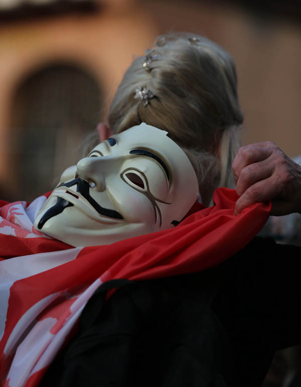 Bce, Draghi esclude il default della Grecia. Poi una manifestante lo terrorizza. Video Bce, Draghi esclude il default della Grecia. Poi una manifestante lo terrorizza. Video