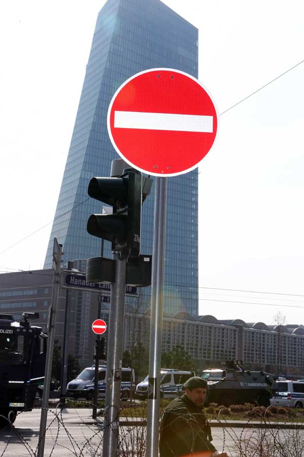 Bce, Draghi esclude il default della Grecia. Poi una manifestante lo terrorizza. Video Bce, Draghi esclude il default della Grecia. Poi una manifestante lo terrorizza. Video