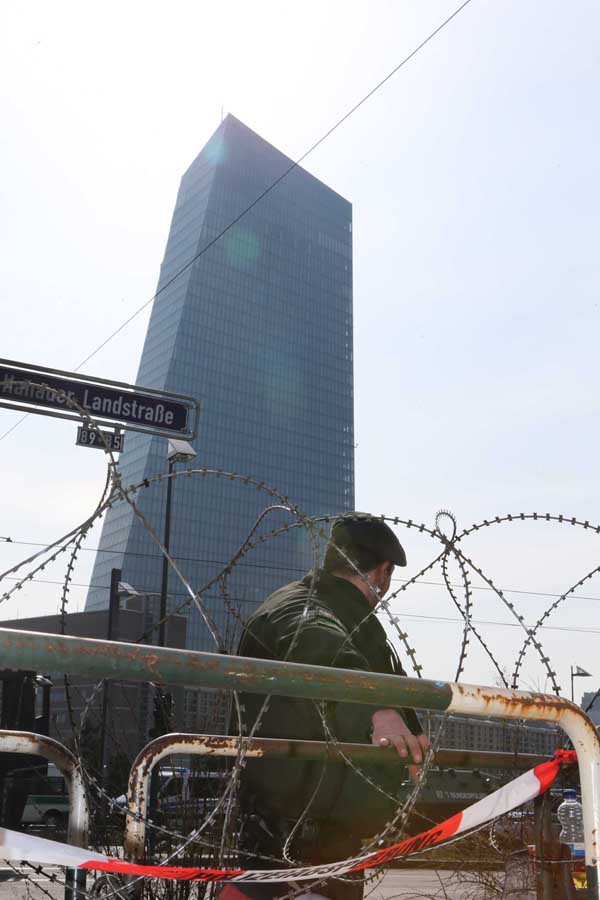 Bce, Draghi esclude il default della Grecia. Poi una manifestante lo terrorizza. Video Bce, Draghi esclude il default della Grecia. Poi una manifestante lo terrorizza. Video