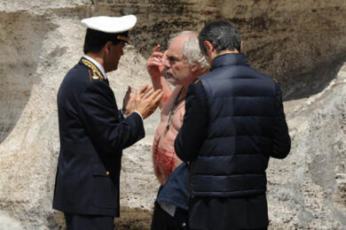 Doppio tuffo nella fontana della Naiadi. Preso dalla polizia, raccoglieva monetine