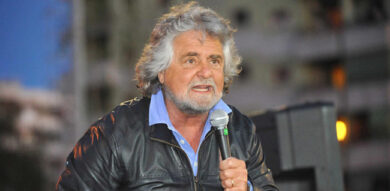In marcia per il reddito di cittadinanza. Grillo: “Tagliare gli sprechi”